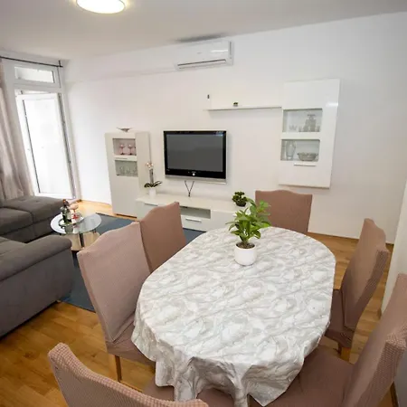 Ap - 2 Bedroom, Centar *